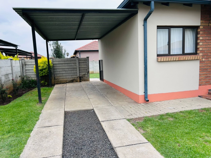 To Let 2 Bedroom Property for Rent in Waterval East North West